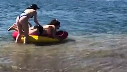 Noah cyrus ve şişman arkadaş sahilde