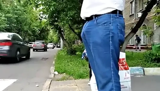 Yönetici açık havada çıkıntı masasında büyük bir cum atışta biter