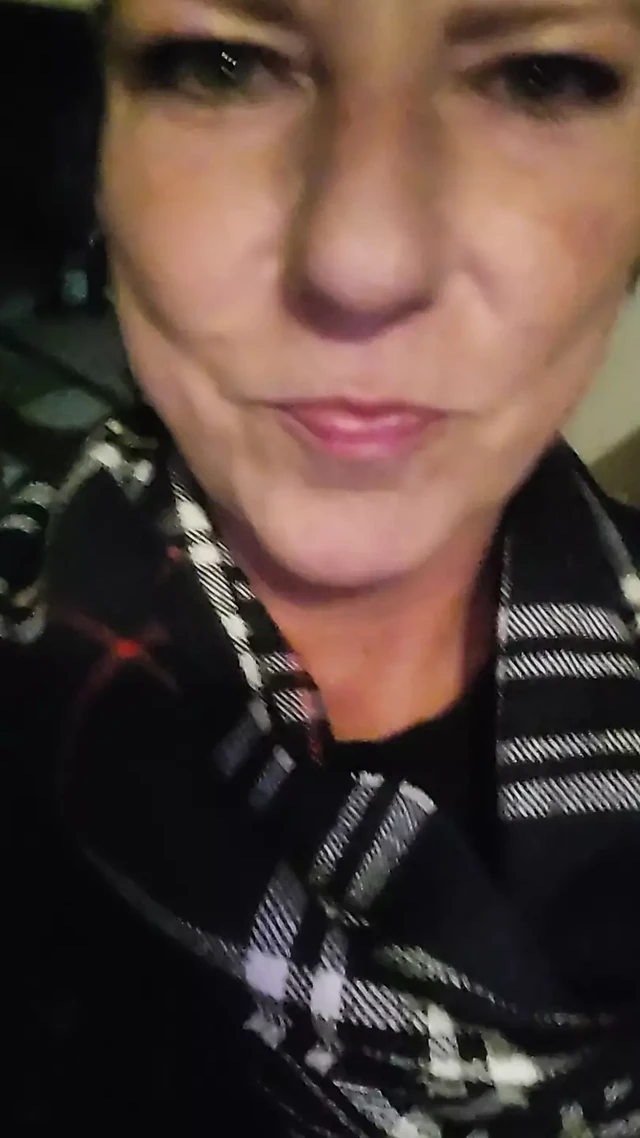 Сексуальная американская милфа писает и мастурбирует