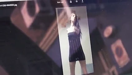 Gotik ve itaatkar kız büyük bir horoz için çaresiz