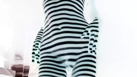 Kadın çıplak ışıkta dans ediyor.