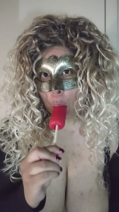 Kitty Rosario yarrak lolipop emiyor | Bölüm 1
