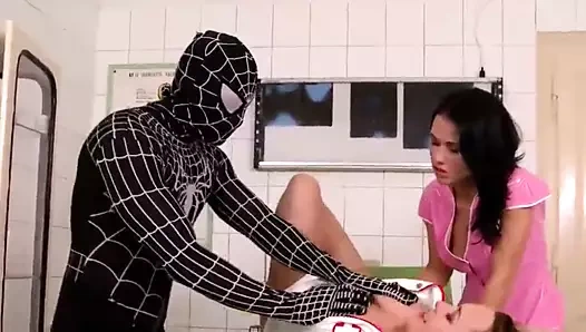 Örümcek adam suçla mücadele ediyor ve pipo seriyor - hos