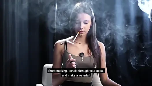 Yumuşak duman ve doğrudan göz teması ile stüdyoda sakin solo sigara içme seansı