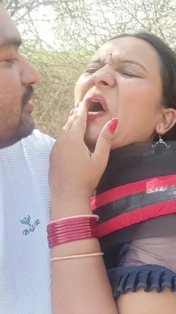 Сногсшибательный момент из "Индийская дези Marathi Kavita бхабхи трахается с бойфрендом татьи в джунглях, скачет на хуе, как шлюха",