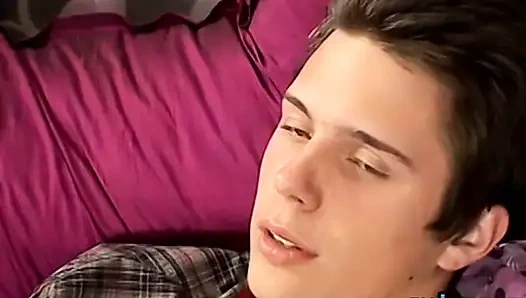 Pürüzsüz twinks mastürbasyon yapmak süre gösterilen kapalı onların ayak