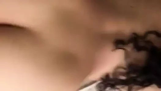 Seksi düzgün vücutlu latina arkadan çekim yapıyor