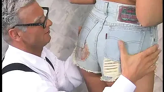 Baştan çıkarıcı genç esmer yatakta olgun adam tarafından perişan ediliyor