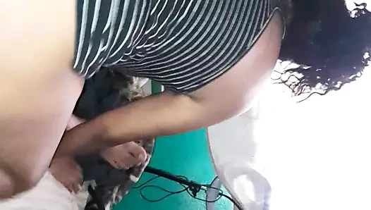 Sadakatsiz kovboy kız lezzetli götünü oynattığında üvey oğlunu boşaltıyor