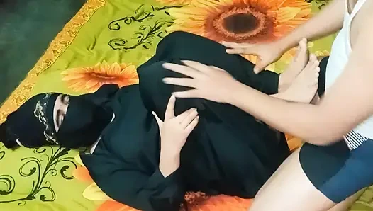 Burqa giyen tesettürlü kız seksle ilgileniyor