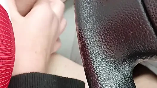 Yolculuğa çıkarken bana mastürbasyon yapıyor ve gösteriş yapıyor