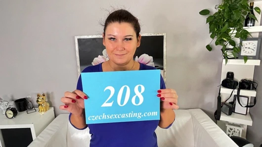 Çek busty milf harika bir iş için bacaklarını yayılır