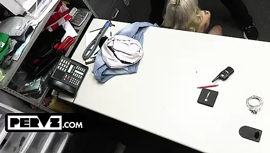 Masum Emma memur giovanni'nin sikini emiyor ve hapis cezasından kaçınmak için amını sikiyor