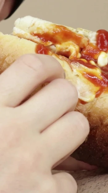 Эмоциональный момент из "Член закончился в моем специальном хотдоге"