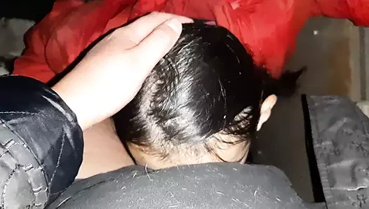 Edepsizce konuşarak seks yapmak için terk edilmiş bir yerde yağmurdan saklandık - lezbiyen illüzyon