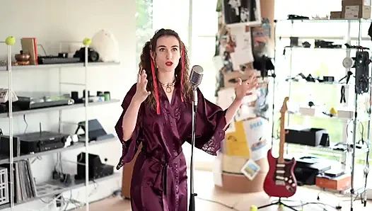 Öğretmenin evcil hayvanı, bir asi videosu