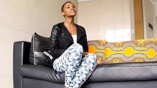 Büyük memeli zenci güzeli bir iş için fake agent'ın büyük beyaz yarağının üstüne çıkıyor