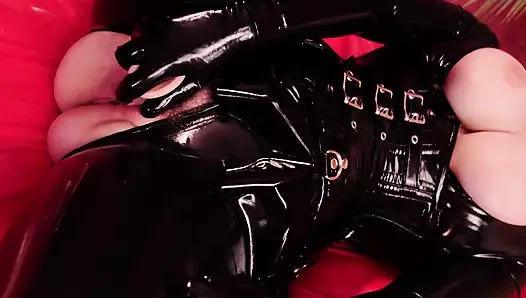 Parlak siyah lateks catsuitli fetiş orta yaşlı seksi kadın sulu amcıkla mastürbasyon yapıyor, dildo sikişi inliyor (Arya Grander) büyük götlü sürtük