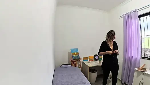 Bikini bölgesi ve anüsü için ateşli ağda ile kadın ağdası.