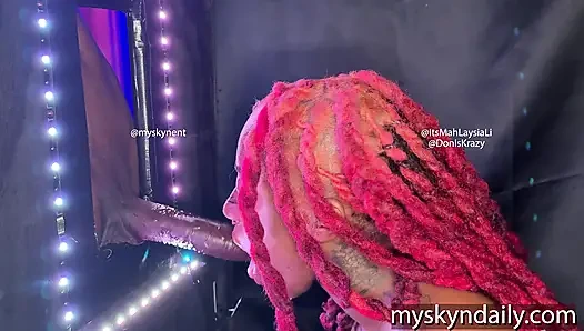 Gırtlağına kadar büyük zenci yarağı alıyor