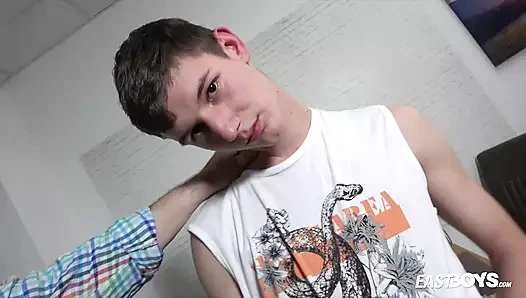 Slim guy with big dick gets exclusive handjob