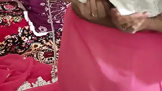 Hintli güzel Telugu teyze sari ateşli romantizm amcığı domaltarak sikiyor