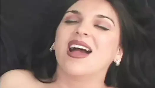 Azgın hamile kadın işten gelen kocası tarafından sikilmeden önce mastürbasyon yapıyor