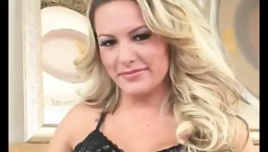 Büyük memeler megan monroe emme horoz