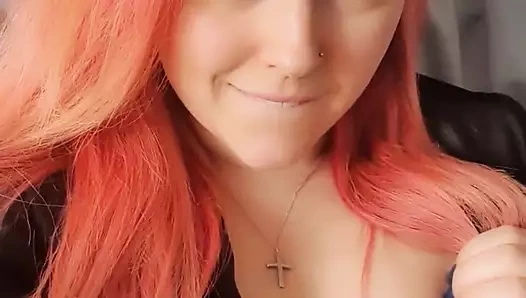 Her iki deliğimi tüm parmaklarımla genişletiyorum ve genişletiyorum, sonra meyve sularımı ve deliğimi tadılıyorum