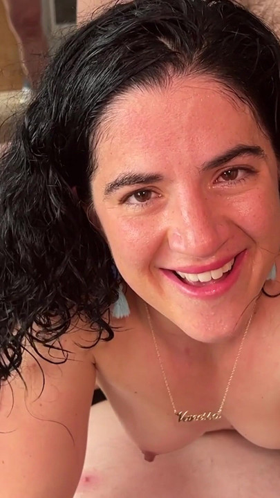 Çifte penetrasyon sürtük Vanessa Cliff grup seks sırasında kameraya edepsizce konuşuyor
