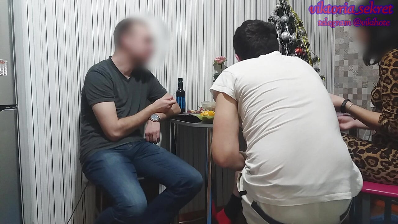 Kocası gitti ve karısı Noel'de arkadaşıyla seks yaptı