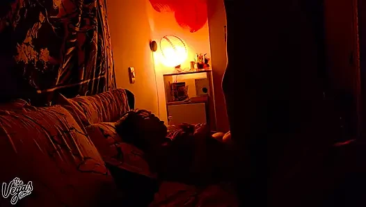 Ben çığlık atarak gelene kadar beni oyuncakla sert sikiyor ve yandan sikiyor