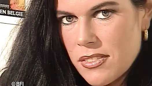 Dolapta klasik çömeli seks