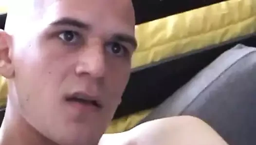 Bobby altın bir seks oyuncağıyla atıyor