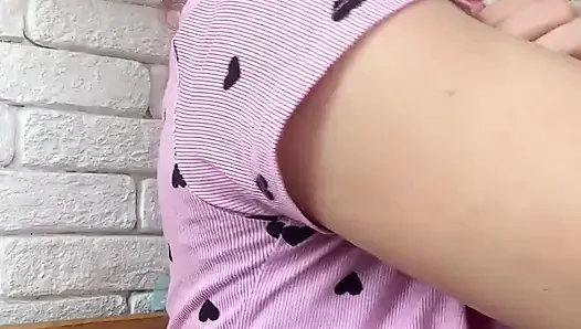 Sert ve güçlü kaslarımı ve damarlarımı onlara yakın çekim gösteriyorum
