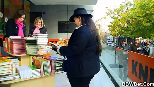 Busty çalışan kadın kırlangıçlar dev siyah horoz