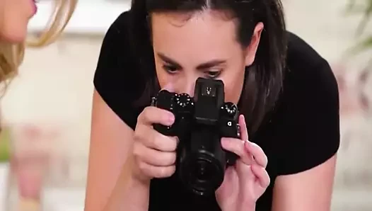 Busty masaj dükkanı sahibi rekor sürerken arkadaşları kedi yalıyor