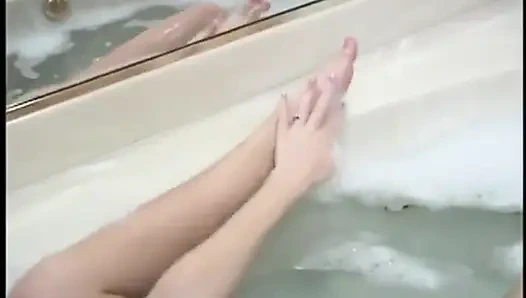 Azgın orta yaşlı seksi kadın banyoda mastürbasyon yapıyor