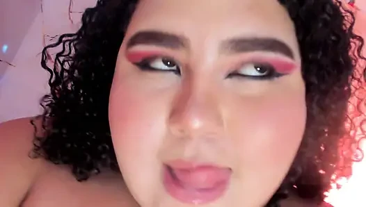 Doyumsuz iri güzel kadın: xxl dildo ile derin gırtlak ve büyük memeler.