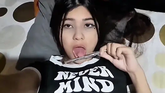 İri göğüslü üvey kız kardeşimle otel odasını paylaşiyorum