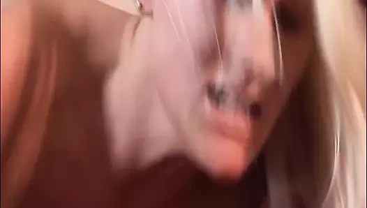 Süper sıcak Alman milf ile sarı saç gets dolu tarafından bir kalın horoz