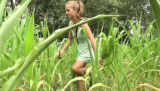 Güneşte Ateşli Lezbiyenler - Seksi Alman Kızlar açık Havada Birbirlerini Yalıyor Ve Parmaklıyor