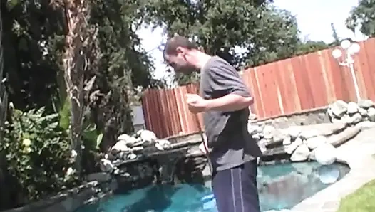 Büyük sulu götlü sarışın kanepede uzanıyor