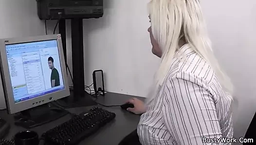 Patron sarışın dolgun kadını sikiyor