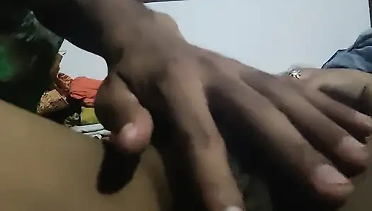 Üvey kuzenim amcığıma masaj yapıyor