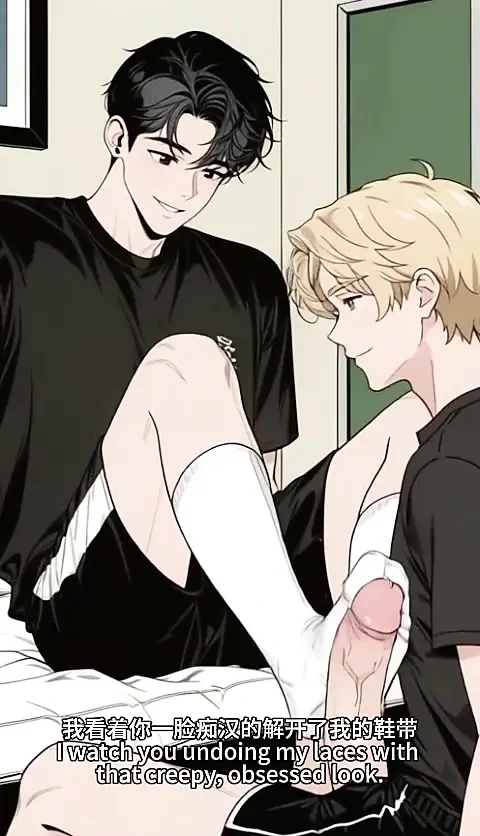 Spor yapan erkekler üniversitesinin beyaz çoraplarını yalayıp diz çöküyorsun