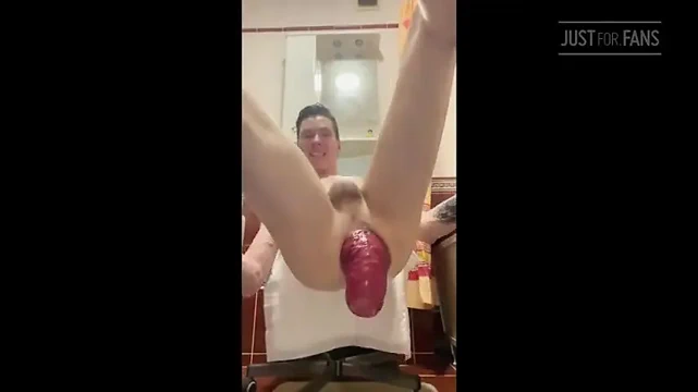 Banyoda büyük bir anal sarkma ile ateşli bir video