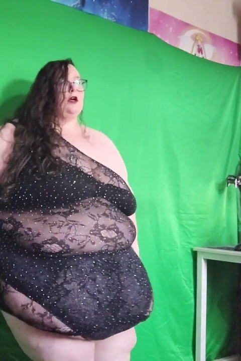 Ssbbw şehvetli hareketler ve striptiz