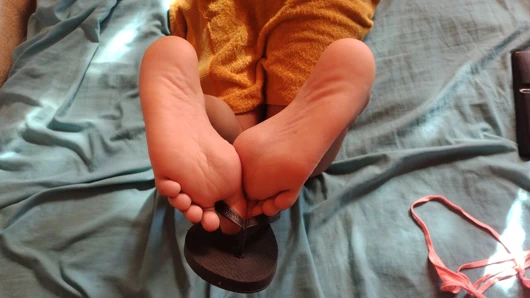 Esmer kadın seksi ayaklarına tapıyor