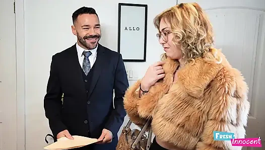 Taze ve masum - sevimli bir genç kız büyük yarakla götten sert sikiliyor